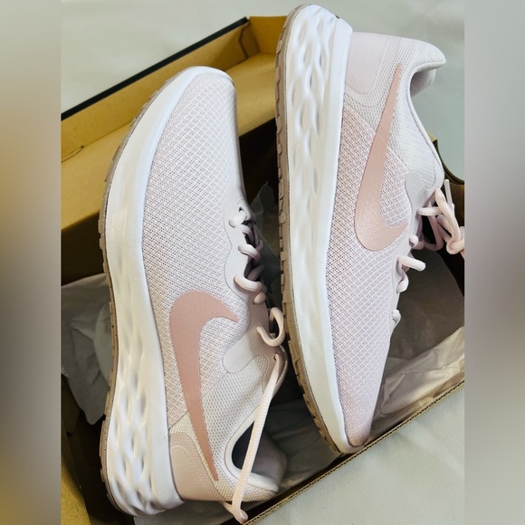 Women Nike Revolution 6 NN Running Shoes Light Violet/Champagne White DC3729 500 - Picture 4 of 10